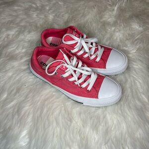 Converse Low Top Sneakers in Pink